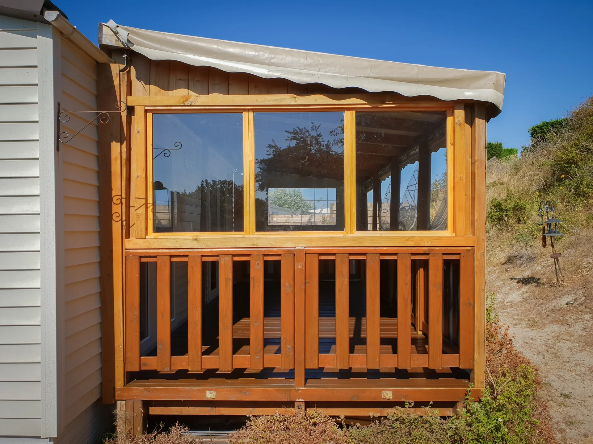 Terrasse, clôture et kit couverture en bois de sapin avec panneaux brise-vent en verre