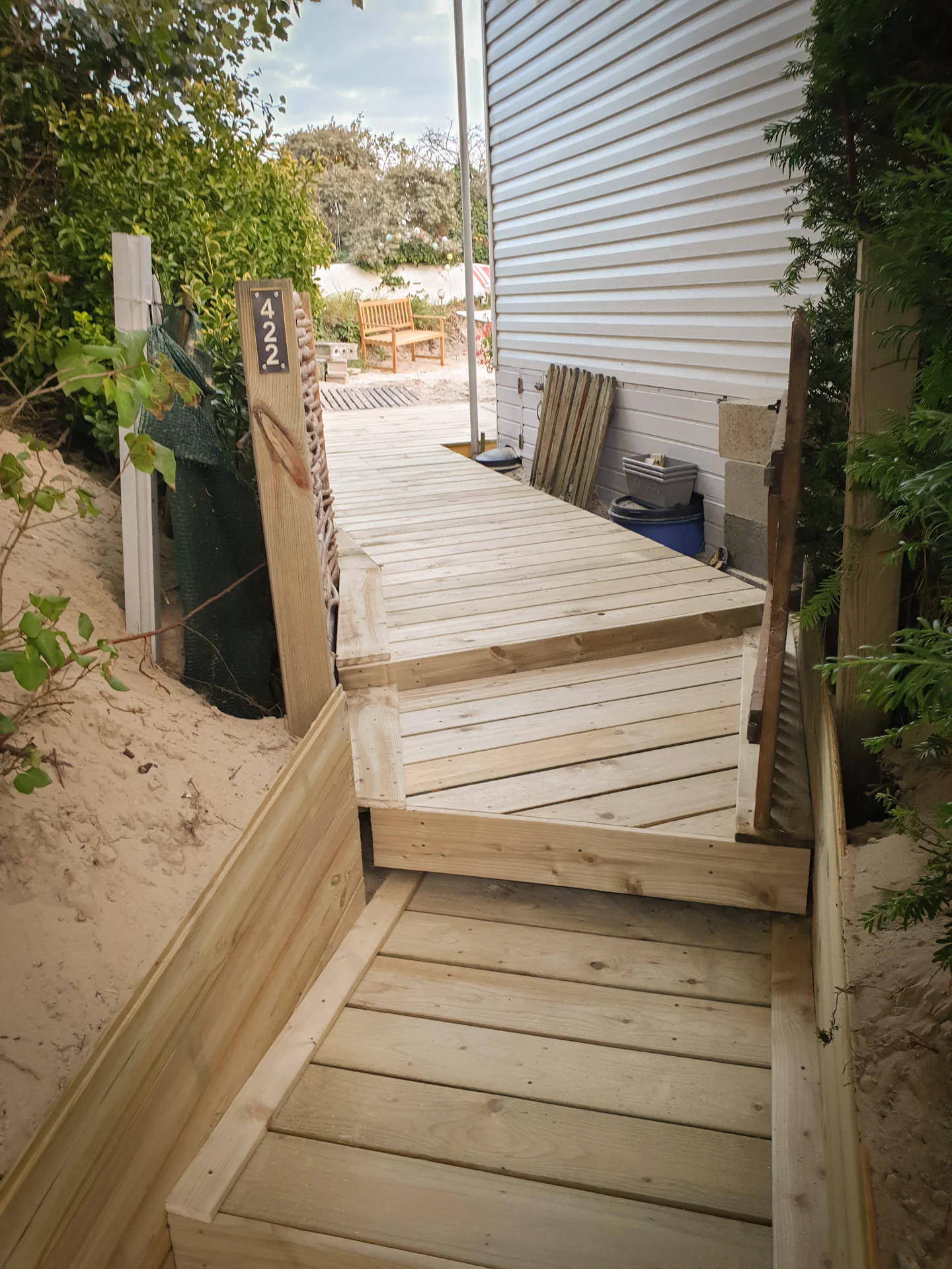 Escalier et terrasse en bois de sapin autoclave classe 4 avec clôture en bois de noisetier