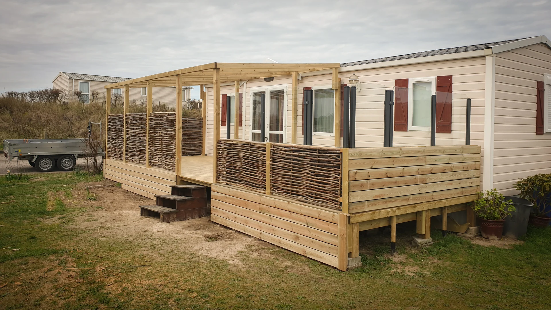 Terrasse en bois de sapin autoclave classe 4 avec clôture en bois de noisetier