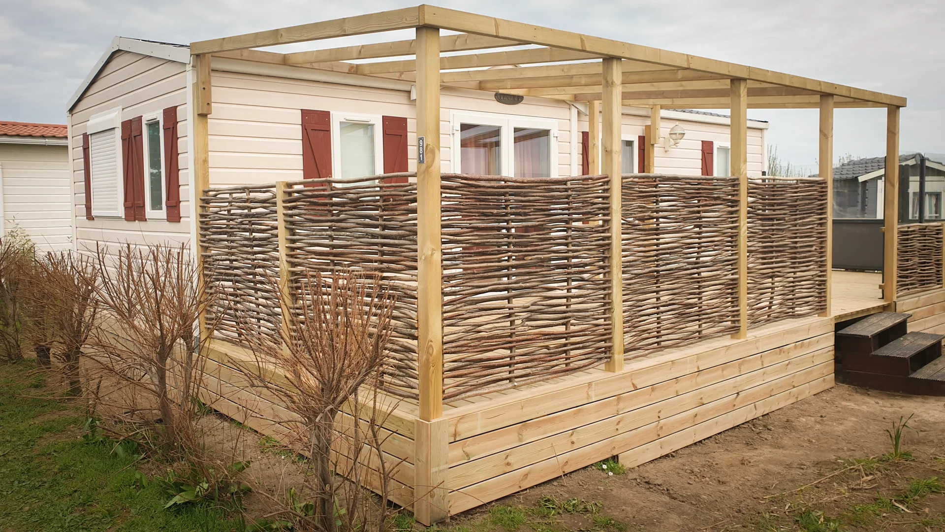 Terrasse en bois de sapin autoclave classe 4 avec clôture en bois de noisetier