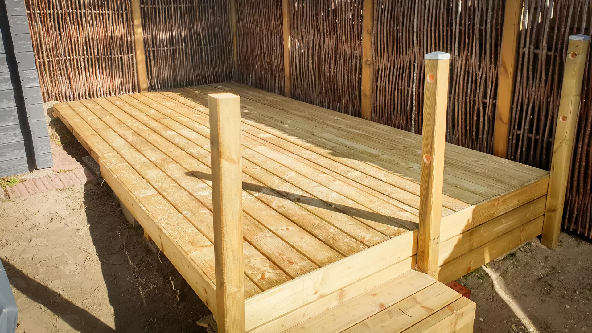 Terrasse en bois de sapin autoclave classe 4 avec clôture en bois de noisetier